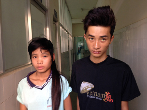 Hai em Thạch và Phúc dù đã qua cơn nguy kịch, gia đình vẫn rất lo lắng về sức khỏe khi chưa rõ loại thuốc độc mà bọn bắt cóc ép các em uống.