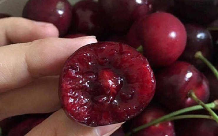  Hạt cherry chứa chất cyanogenic, khi ăn sẽ chuyển hóa thành amygdalin rất độc, có thể gây mạch chậm, rối loạn huyết động, ngừng tuần hoàn, đau tức ngực, nghiêm trọng nhất là tử vong
