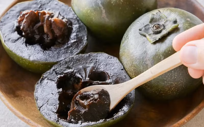 Hồng socola (Black Sapote) là loại cây ăn quả nhiệt đới có nguồn gốc từ Mexico. Vỏ quả hồng khi chưa chín có màu xanh, bóng sáng. Khi chín vỏ quả chuyển thành màu nâu xanh, hơi nhăn.