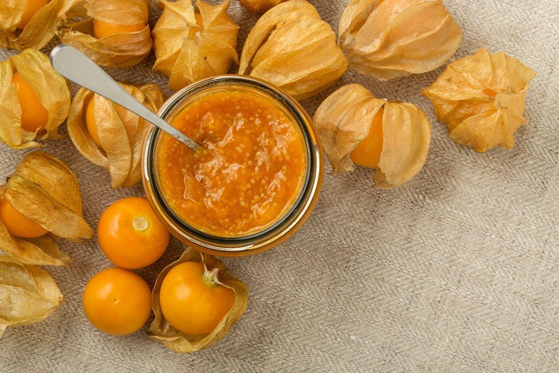 Trái tầm bóp: Thuộc họ cây bạch anh, bắt nguồn từ Nam Mỹ. Được bọc ngoài bởi một lớp lá trong suốt, quả sẽ chuyển màu từ xanh sang vàng đậm khi chín, ăn có vị giống với cà chua.