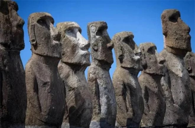 Trên đảo Phục sinh, có hơn 1.000 tấn tượng đá khổng lồ có chiều dài gấp rưỡi được xếp ngay ngắn bên bờ biển với chiều cao từ bảy đến mười mét, nặng 90 tấn. Ai đã làm ra chúng, và với mục đích gì? Đây vẫn là câu hỏi bí ẩn.