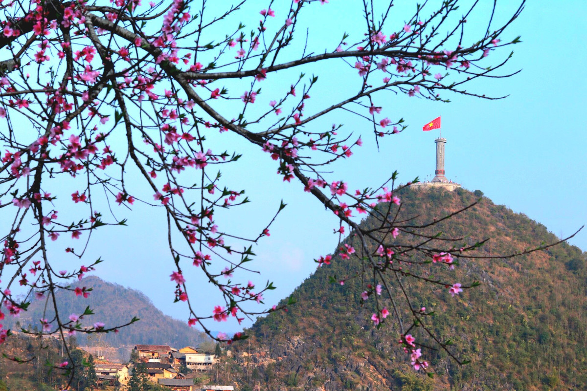 Không chỉ cảnh đẹp mà con người Hà Giang cũng thân thiện, mến khách. Nếu chưa đến Hà Giang, bạn hãy thử một lần đi để được ngắm cảnh sắc tuyệt vời khi mùa cao nguyên đá nở hoa. Hoàng Dương