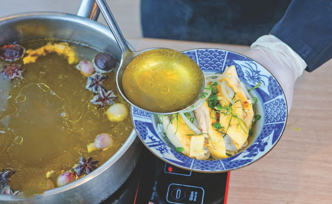 Với vị cay, thơm nên hoa hồi là gia vị được sử dụng nhiều trong các món như phở, cà ri, hầm, tiềm… giúp tạo vị và dậy mùi, cho món ăn có hương vị nồng nàn và đặc sắc.