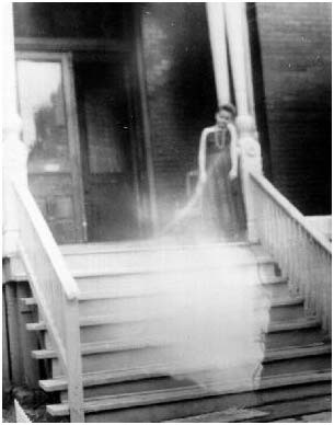 Dáng hình của tâm tưởng. Bức ảnh được chụp vào năm 1959, tại một ngôi nhà thuộc phía bắc Hanover Park, bang Illinois đã bị phá sập từ lâu. Một vùng khói hư ảo ấy đang tuôn ra từ cơ thể bé gái như là linh hồn đi ra từ một cơ thể đang tồn tại. Bức hình này được xếp vào thể loại ảnh tâm linh.