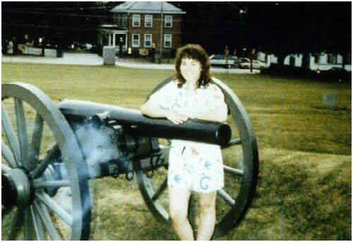 Ma ở Gettysburg. Bức ảnh do cô Chris Payne từ thị trấn Woodbridge, bang New Jersey chụp trong lần tham quan thực địa chiến trường Gettysburg năm 1988. Phía bên bánh xe kia của khẩu súng thần công là một đám bụi leo lét nửa xanh nửa trắng kỳ lạ.