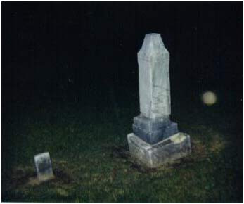 Một quả cầu bí hiểm ở nghĩa địa. Hình ảnh một quả cầu trôi lơ lửng trong đêm tối giữa nghĩa địa Mt. Thabor, bắc bang Illinois không tìm được lời giải thích thuyết phục. Bức ảnh được một người tên là Dale Kaczmarek chụp vào đêm hè tháng 6/1998 bằng máy Polaroid.
