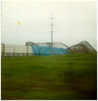 Cậu bé trên thảm cỏ. Trong chuyến thăm Công viên Giải trí Six Flags Great America thuộc thành phố Arlington, Texas một phụ nữ đã bắt được khá rõ nét hình ảnh một cậu bé con mặc áo len đỏ, với chiếc cổ áo sơ-mi trắng thò ra ngoài. Lúc đó,, trời đang mưa nhỏ.