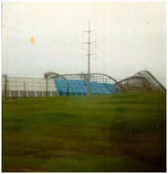 Cậu bé trên thảm cỏ. Trong chuyến thăm Công viên Giải trí Six Flags Great America thuộc thành phố Arlington, Texas một phụ nữ đã bắt được khá rõ nét hình ảnh một cậu bé con mặc áo len đỏ, với chiếc cổ áo sơ-mi trắng thò ra ngoài. Lúc đó,, trời đang mưa nhỏ.