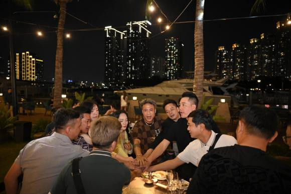 Nhac si Tu Dua gay sot voi khung hinh ben vo moi va vo cu-Hinh-3