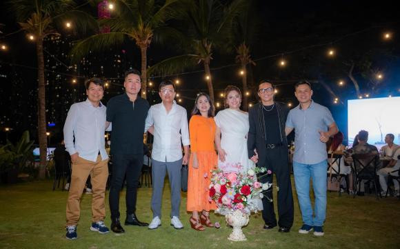 Nhac si Tu Dua gay sot voi khung hinh ben vo moi va vo cu-Hinh-2