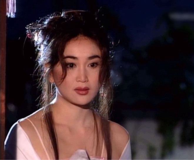 Nhưng cũng chính vì nhan sắc mê đắm này, cuộc đời Phan Kim Liên đã rơi vào bi kịch khi lọt vào mắt xanh của Tây Môn Khánh, dẫn tới giết chồng, rồi chết thảm dưới tay Võ Tòng - em trai của chồng.