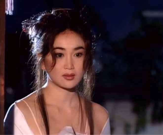 Nhưng cũng chính vì nhan sắc mê đắm này, cuộc đời Phan Kim Liên đã rơi vào bi kịch khi lọt vào mắt xanh của Tây Môn Khánh, dẫn tới giết chồng, rồi chết thảm dưới tay Võ Tòng - em trai của chồng.