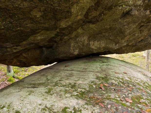Hòn đá kỳ lạ này đã kích thích trí tưởng tượng, bao nhiêu câu chuyện, huyền thoại ly kỳ được thêu dệt giải thích về sự ra đời của hòn đá này.