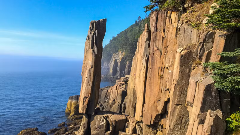 Còn đây là tảng đá bazan hình cột thẳng đứng dài 9m này nhìn ra Vịnh St. Mary ở Nova Scotia (Canada). Để xem tảng đá khổng lồ này, người ta cần đi qua một con đường mòn dài 2,5 km và 235 bậc cầu thang. Nó được hình thành khoảng 200 triệu năm trước, trong Kỷ Trias.