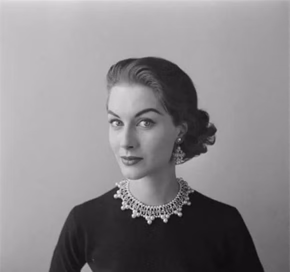 Hòa Thân cũng có một người vợ ngoại quốc, tên Mary. Sở hữu làn da ngăm đen, thân hình đầy đặn khỏe mạnh, Mary có biệt danh là “hoa hồng đen”. Mary là “cống phẩm” từ phương Tây dâng lên hoàng đế Càn Long. Càn Long sau đó lại “ban thưởng” Mary cho Hòa Thân.