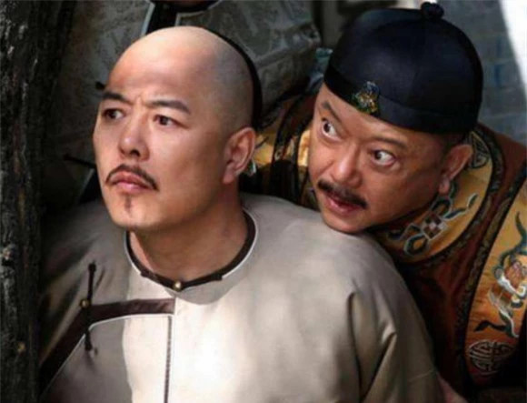 Hòa Thân xu nịnh Càn Thanh để có bổng lộc. Nhưng để xu nịnh được Càn Long, khiến vị hoàng đế này mê mẩn, Hòa Thân cũng phải có vốn học thức uyên thâm.