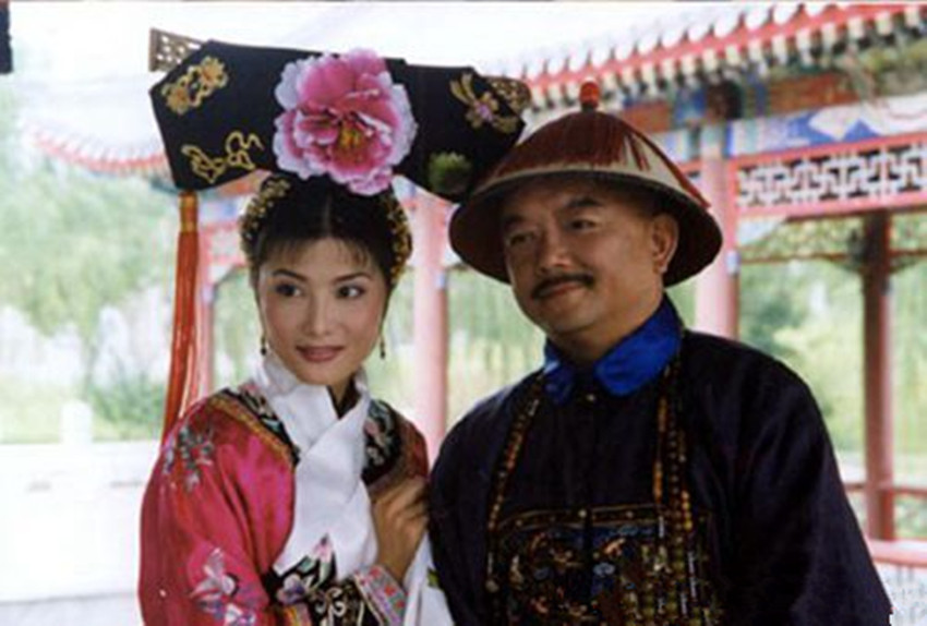 Dù say đắm nhiều mỹ nhân, có trong tay nhiều vợ trẻ đẹp, nhưng người vợ khiến Hòa Thân gắn bó sâu đậm nhất là Phùng Tế Văn – con gái Tổng đốc Phùng Anh Liêm. Sau khi Tế Văn qua đời vì bạo bệnh, Hòa Thân đau buồn làm 6 bài thơ khóc vợ. 