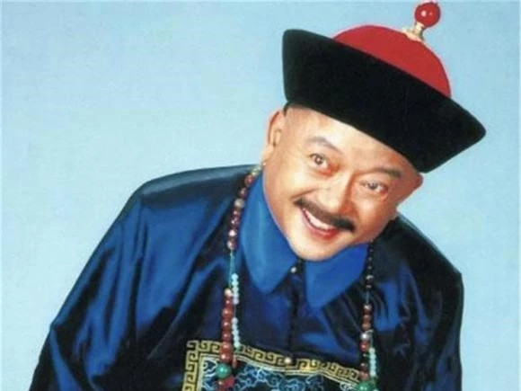 Một phần có lẽ cũng là do Hòa Thân có tài năng hơn người. Ông tinh thông 4 loại văn tự là: Mãn, Hán, Mông Cổ, Tây Tạng và có biệt tài trong việc quản lý tài chính.