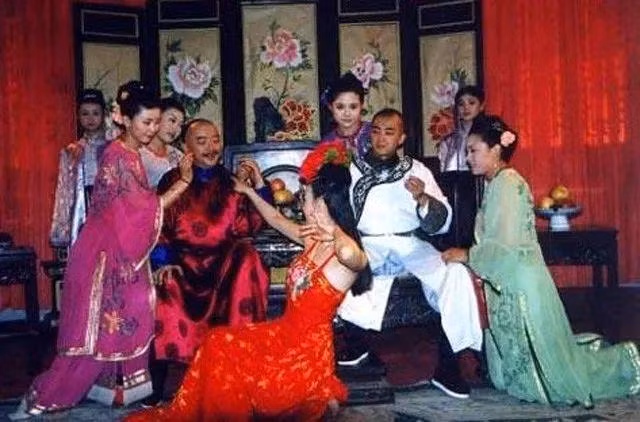 Theo Sohu, nếu không tính những mối quan hệ trăng gió bên ngoài, Hòa Thân có tất cả 9 người vợ. Ảnh minh họa từ phim truyền hình Trung Quốc.