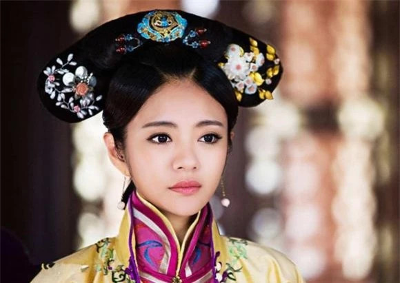 Ngô Liên Khanh là vợ một viên quan đồng triều với Hòa Thân. Sau khi chồng Ngô Liên Khanh sau đó bị xử trảm do phạm trọng tội, Hòa Thân hỏi cưới người đẹp về. Sau khi Hòa Thân chết, Ngô Liên Khanh cũng đã tuẫn tiết theo.