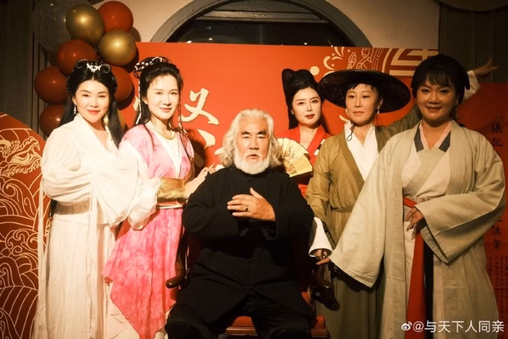 “Ông hoàng” võ hiệp Trung Quốc sinh con ở tuổi 73 “Ong hoang” vo hiep Trung Quoc sinh con o tuoi 73