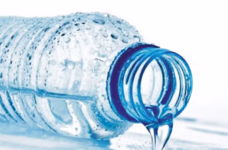 Nước là loại thuốc bổ sức khỏe tốt nhất . Bạn có thể nạp nước vào cơ thể thông qua con đường thực phẩm và đồ uống. Tuy nhiên, trong các loại thực phẩm hay đồ uống thường chứa thêm nhiều thành phần khác như muối, cafein có thể làm giảm tác dụng tích cực của nước. Đó là lý do vì sao bạn nên uống 8 ly nước tinh khiết mỗi ngày.