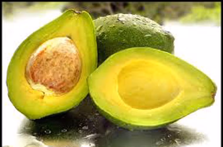 Bơ rất giàu kali, vitamin E, chất béo omega có tác dụng giảm cholesterol, giảm huyết áp, cải thiện và tốt cho làn da. Loại trái cây này còn chứa chất folate cũng giúp cơ thể chống lại nhồi máu cơ tim, giảm nguy cơ loãng xương.