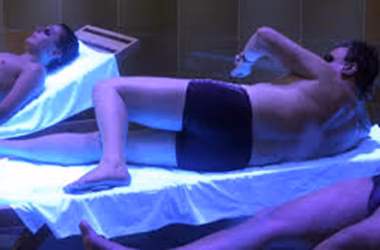 Để ngăn ngừa mối họa ung thư, British Columbia, Ontario, Quebec, Newfoundland, Labrador, Nova Scotia, New Brunswick và PEI đưa ra quy định về sử dụng giường tắm nắng để bảo vệ những người tiêu dùng.