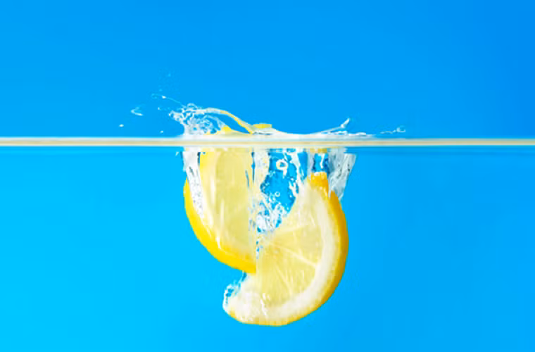 Bạn rất dễ bị mất nước. Trung bình, một người trưởng thành cần uống ít nhất 8 ly nước mỗi ngày để tránh mất nước. Giảm 2% lượng nước cần thiết trong cơ thể có thể dẫn đến sụt giảm 20% hoạt động tinh thần và thể chất. Trong một cuộc khảo sát gần đây, 65% trẻ em uống quá ít nước .