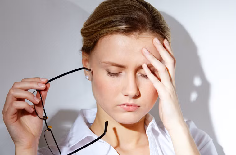 Trầm cảm, mệt mỏi thường là triệu chứng của thiếu nước. Cơ thể mất một lượng nước bằng 1% trọng lượng cơ thể cũng có thể làm cho bạn cảm thấy mệt mỏi và thiếu tập trung. Biểu hiện của sự thiếu nước trong cơ thể có thể là hoa mắt hoặc cảm thấy đầu óc quay cuồng. Những triệu chứng này dễ nhầm với thiếu chất dinh dưỡng.