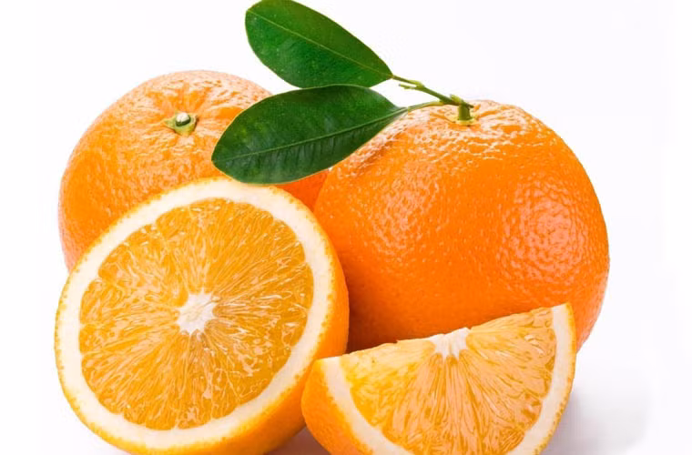 Cam, quýt chứa nhiều vitamin C, loại vitamin góp phần tạo ra collagen, một thành phần quan trọng giúp da trẻ đẹp. Các loại cam, quýt còn chứa bioflavonoids, lá chắn cho làn da khỏi tia UV và ngăn ngừa tế bào chết.