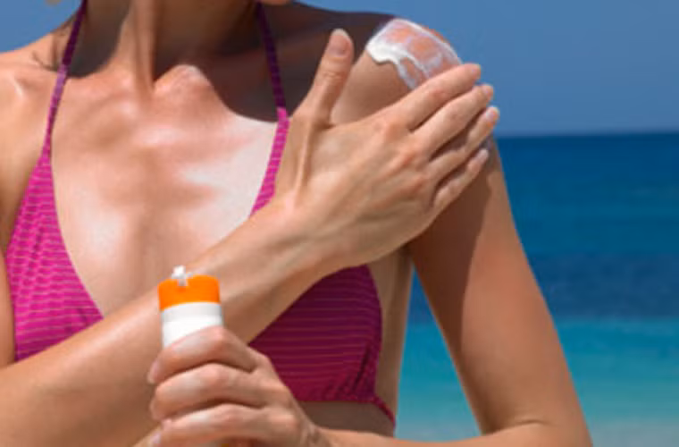 Dù rất nguy hiểm nhưng ung thư da lại hoàn toàn có khả năng phòng tránh. Cụ thể, nếu phải tiếp xúc với ánh nắng từ 30 phút trở lên, bạn nên dùng kem chống nắng trước đó 20 phút.