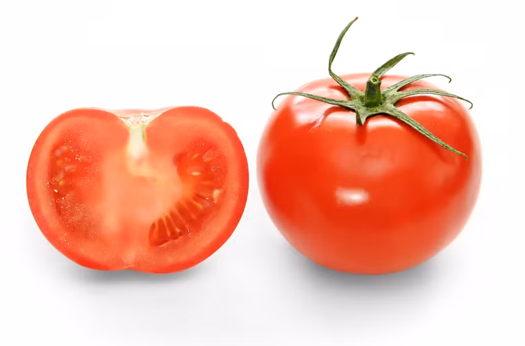 Cà chua chứa nhiều lycopene, một chất chống oxy hóa mạnh bảo vệ da khỏi ánh nắng mặt trời tương tự như kem chống nắng.