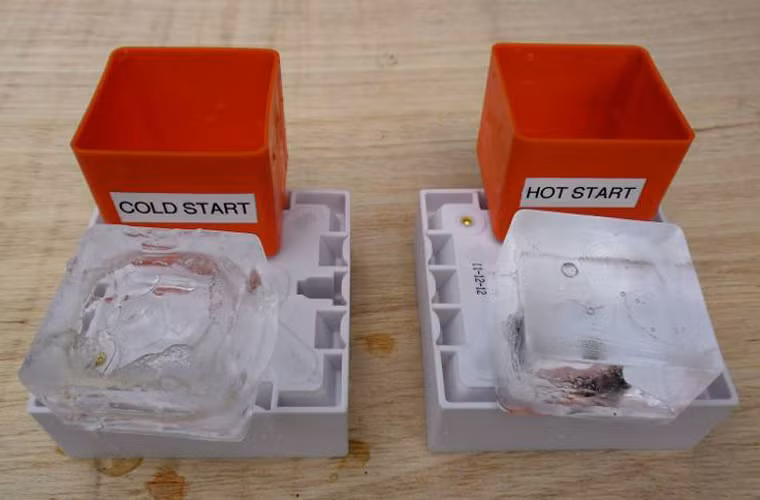 Bạn có biết nước nóng đóng băng nhanh hơn nước lạnh? Một thực tế thú vị về nước đó là nước ấm, trong một số trường hợp sẽ đóng băng nhanh hơn nước lạnh, còn gọi là “Hiệu ứng Mpemba”. Năm 1963, một học sinh người Tanzania tên Erasto Mpemba phát hiện ra việc hỗn hợp kem nóng đóng băng nhanh hơn một hỗn hợp lạnh. Đến nay, nhiều nhà khoa học thế giới vẫn chưa đưa ra được giải thích thỏa đáng nào cho câu hỏi trên.