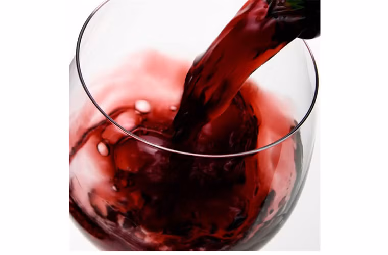 Rượu vang đỏ chứa resveratrol, chất chống oxy hóa tuyệt vời cho cơ thể. Mỗi ngày, chị em có thể bổ sung một ly trong khi nam giới có thể dùng hai ly.