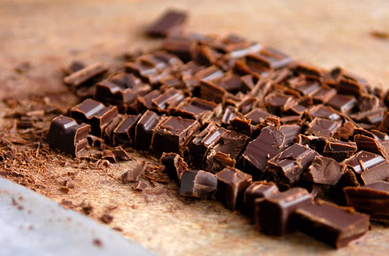 Socola đen làm tăng chức năng của não và làm giảm huyết áp. Một nghiên cứu của Đức phát hiện ra rằng một lượng nhỏ socola hàng ngày có thể làm giảm nguy cơ đau tim và đột quỵ gần 40%.