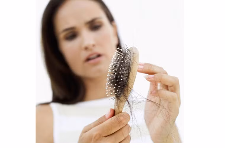 Tóc . Những phụ nữ khi bước qua tuổi 30 sẽ nhận biết rõ rệt sự thay đổi trên mái tóc, sẽ mỏng hơn và không còn bóng mượt như trước. Các bác sĩ da liễu cho biết, các yếu tố cơ địa, di truyền hay thay đổi nội tiết tố khiến khoảng 50% phụ nữ ở một số thời điểm bị rụng tóc nhiều hơn bình thường.