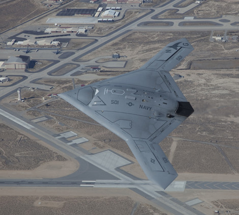 Mỹ đang thử nghiệm UAV X-47B có khả năng mang bom, cất cánh trên tàu sân bay.