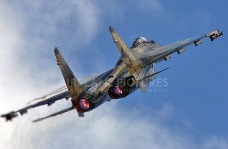 Su-35 trang bị 2 động cơ AL-41F có kiểm soát véc tơ lực đẩy đem lại khả năng siêu cơ động, tầm bay đạt tới 3.600km không cần tiếp nhiên liệu hoặc 4.500km với 2 thùng nhiên liệu phụ, trần bay 18.000m.