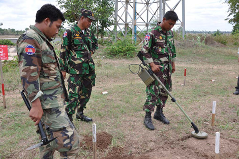 Binh sĩ Campuchia huấn luyện rà phá bom, mìn.