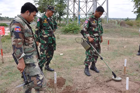 Binh sĩ Campuchia huấn luyện rà phá bom, mìn.
