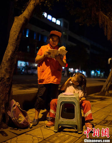 Trong thời gian nghỉ giữa buổi lao động, cô Wu thường kiểm tra bài tập của con gái và đôi khi đọc sách cùng con.