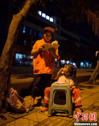 Trong thời gian nghỉ giữa buổi lao động, cô Wu thường kiểm tra bài tập của con gái và đôi khi đọc sách cùng con.