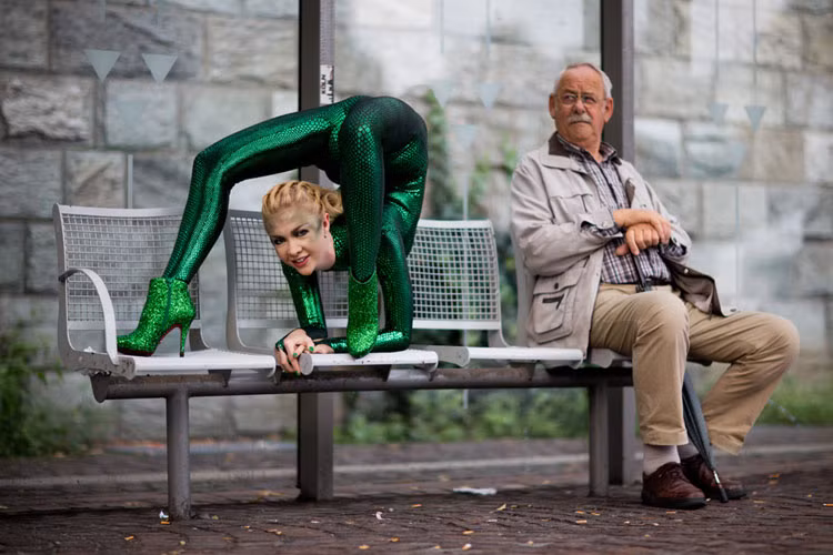 Nghệ sĩ uốn dẻo giỏi nhất thế giới Zlata trình diễn ở một trạm xe bus ngày 9/9 tại Bergisch Gladbach, miền Tây nước Đức khi tham dự Đại hội các nghệ sĩ uốn dẻo quốc tế 2013.