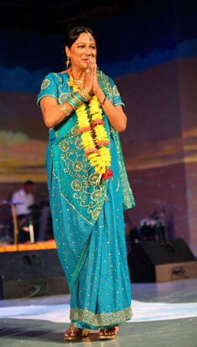 6. Kamla Persad – Bissessar – Nữ Thủ tướng đầu tiên của Nước Cộng hòa Trinidad và Tobago trung thành với váy xanh da trời sáng màu đi kèm hoa tai hình giọt nước, vòng cổ ngọc trai quyền lực nhưng ít khi dám mạo hiểm thay đổi phong cách.