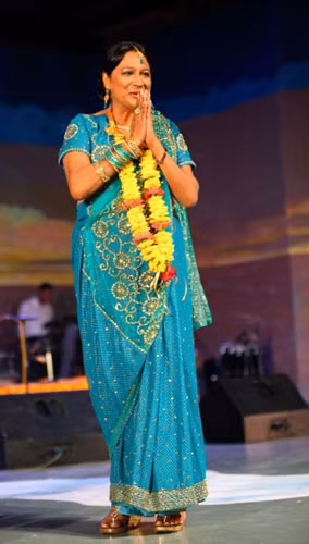 6. Kamla Persad – Bissessar – Nữ Thủ tướng đầu tiên của Nước Cộng hòa Trinidad và Tobago trung thành với váy xanh da trời sáng màu đi kèm hoa tai hình giọt nước, vòng cổ ngọc trai quyền lực nhưng ít khi dám mạo hiểm thay đổi phong cách.