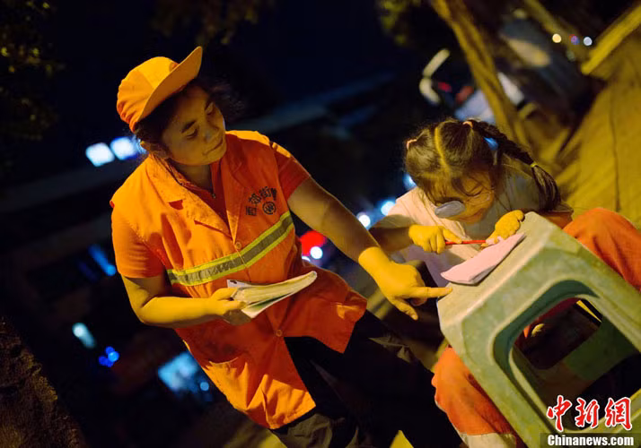 Gánh nặng gia đình đổ dồn lên vai cũng như phải lao động vất vả, dầm mưa dãi nắng ngoài trời, Wu Weixiu trông già hơn tuổi thật.