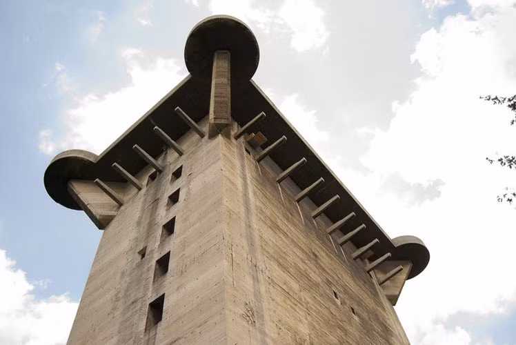 Do đó, các tháp phòng không cũng là những khu vực cuối cùng đầu hàng Hồng quân Liên Xô do bị chặn nguồn tiếp viện.