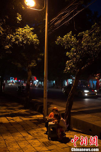 Cô bé ngoan cho biết, học dưới ánh đèn đường thậm chí còn sáng hơn điện ở nhà và giúp mẹ tiết kiệm tiền điện.