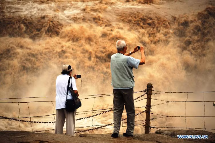 Nhưng cũng chính thời điểm này, khách du lịch khắp nơi lại đổ xô về Sơn Tây để chiêm ngưỡng vẻ đẹp ngoạn mục, hung hãn của thác Hukou.